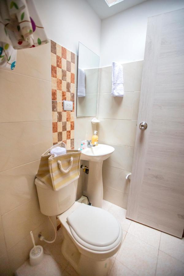 Komodo Alojamiento- Hostal Autoservicio, Ubicado Cerca Al Centro Historico - Bano Privado, Wifi , Cama 2X2 Y Agua Caliente Y Cocina Compartida Popayan Ngoại thất bức ảnh